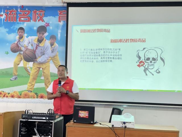 禁毒宣傳進(jìn)校園，讓青春綠色無毒 (3).jpg