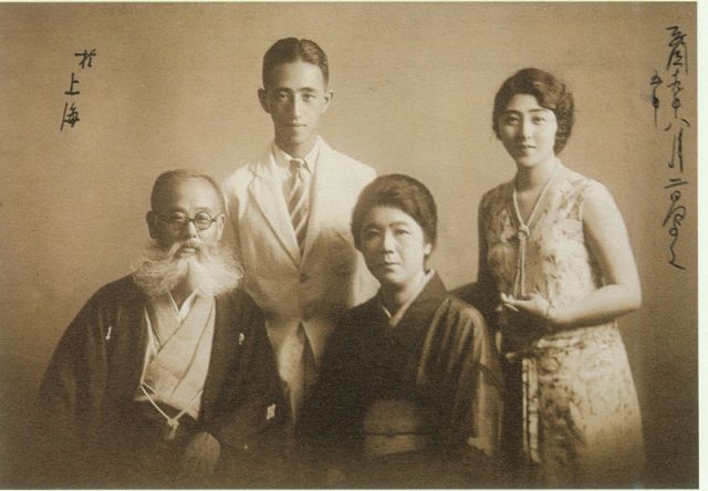 4-18、照片：梅屋莊吉一家在上海的合影.jpg