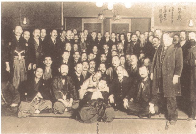2-8、照片：孫中山在東京松本樓與日本“日華同志懇親會(huì)”的會(huì)員會(huì)晤并合影.jpg