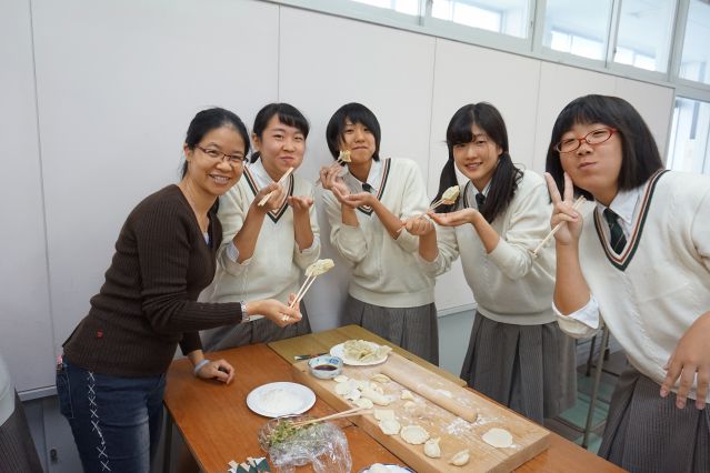 5-14 長(zhǎng)崎學(xué)生學(xué)習(xí)包餃子.JPG