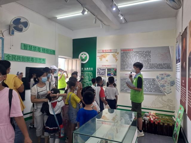 三鄉(xiāng)鎮(zhèn)開(kāi)展“拒絕毒品，你我同行“禁毒教育基地參觀活動(dòng)照片1.jpg